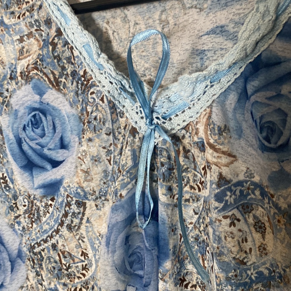 Light blouse! - Picture 2 of 5
